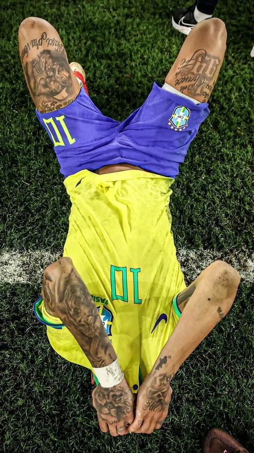 独行侠与马尔卡宁的冲突：肘击引发的争议与恶意犯规（肘击风波引发争议：独行侠与马尔卡宁爆发冲突并涉恶意犯规）